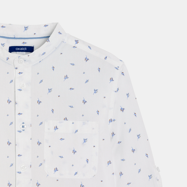 قميص بياقة "ماو" مُزيَّن برسوم، باللون الأبيض للفتيان.